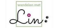 Voorganger en wandelcoach met troosthond.