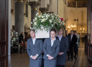 ovu5uge1ah-kist-uit-kerk-dragen.jpg